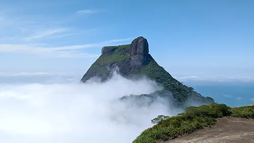 Pedra da Gávea vista da Pedra Bonita no Rio de Janeiro