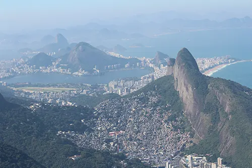 Vista do alto da Pedra da Gávea no Rio de Janeiro